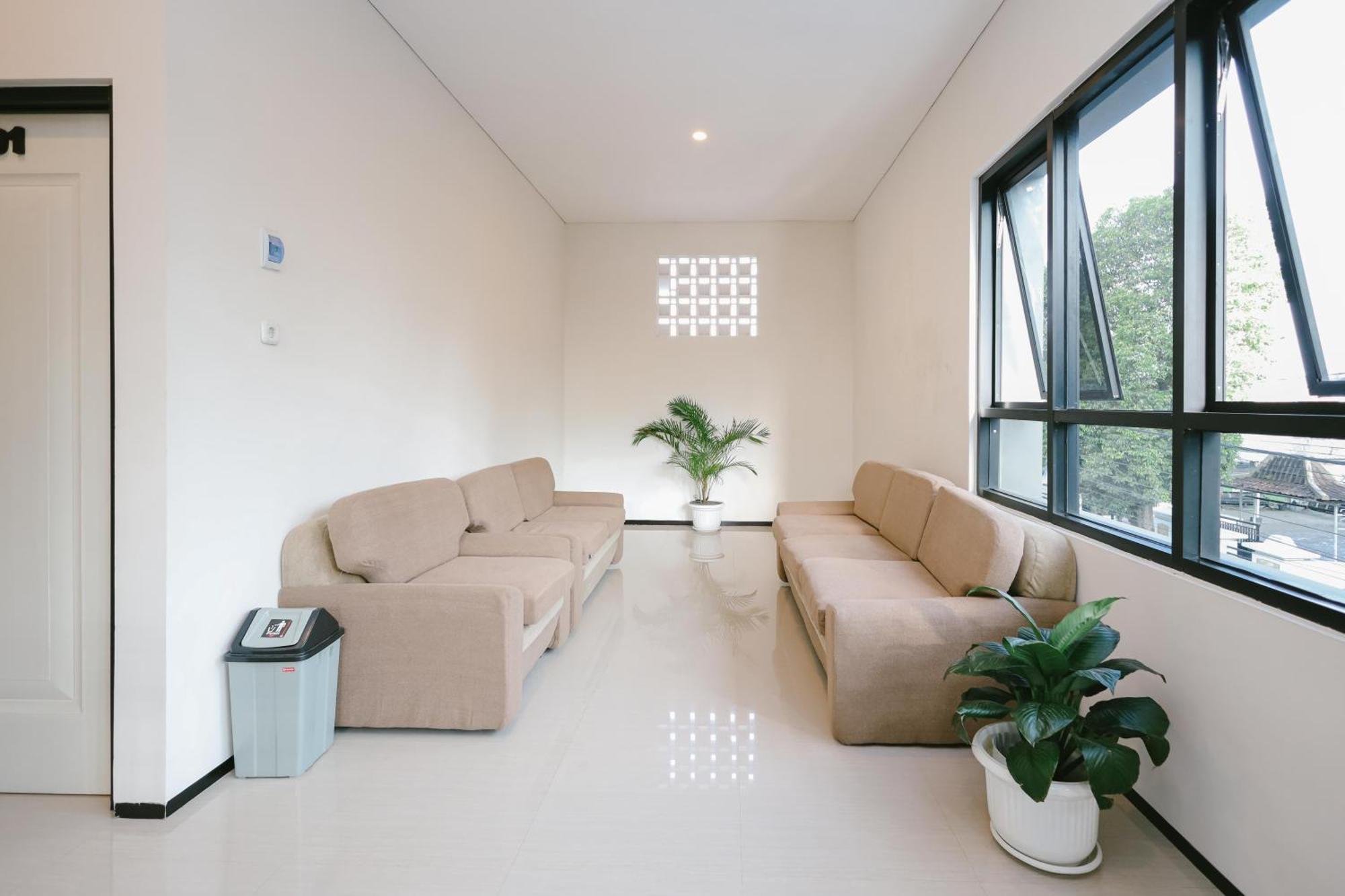 B Syariah Guest House Lumajang Dış mekan fotoğraf