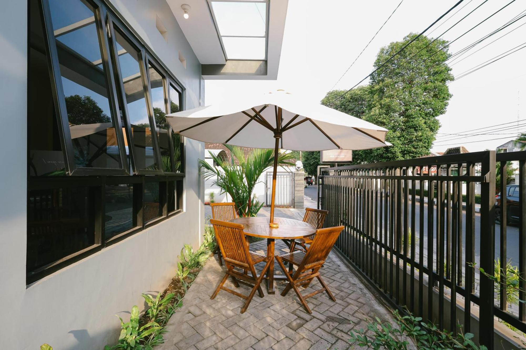 B Syariah Guest House Lumajang Dış mekan fotoğraf