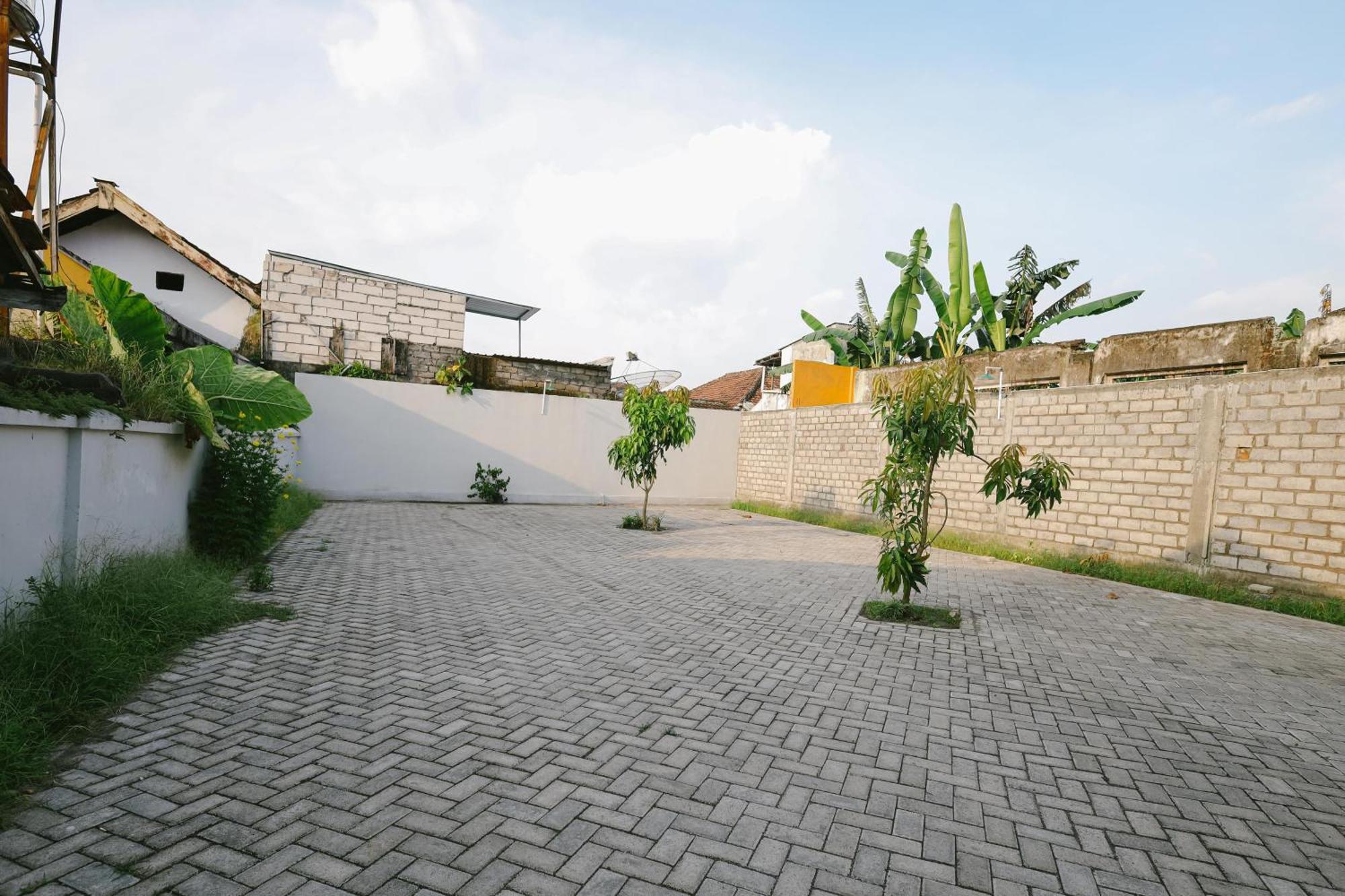 B Syariah Guest House Lumajang Dış mekan fotoğraf