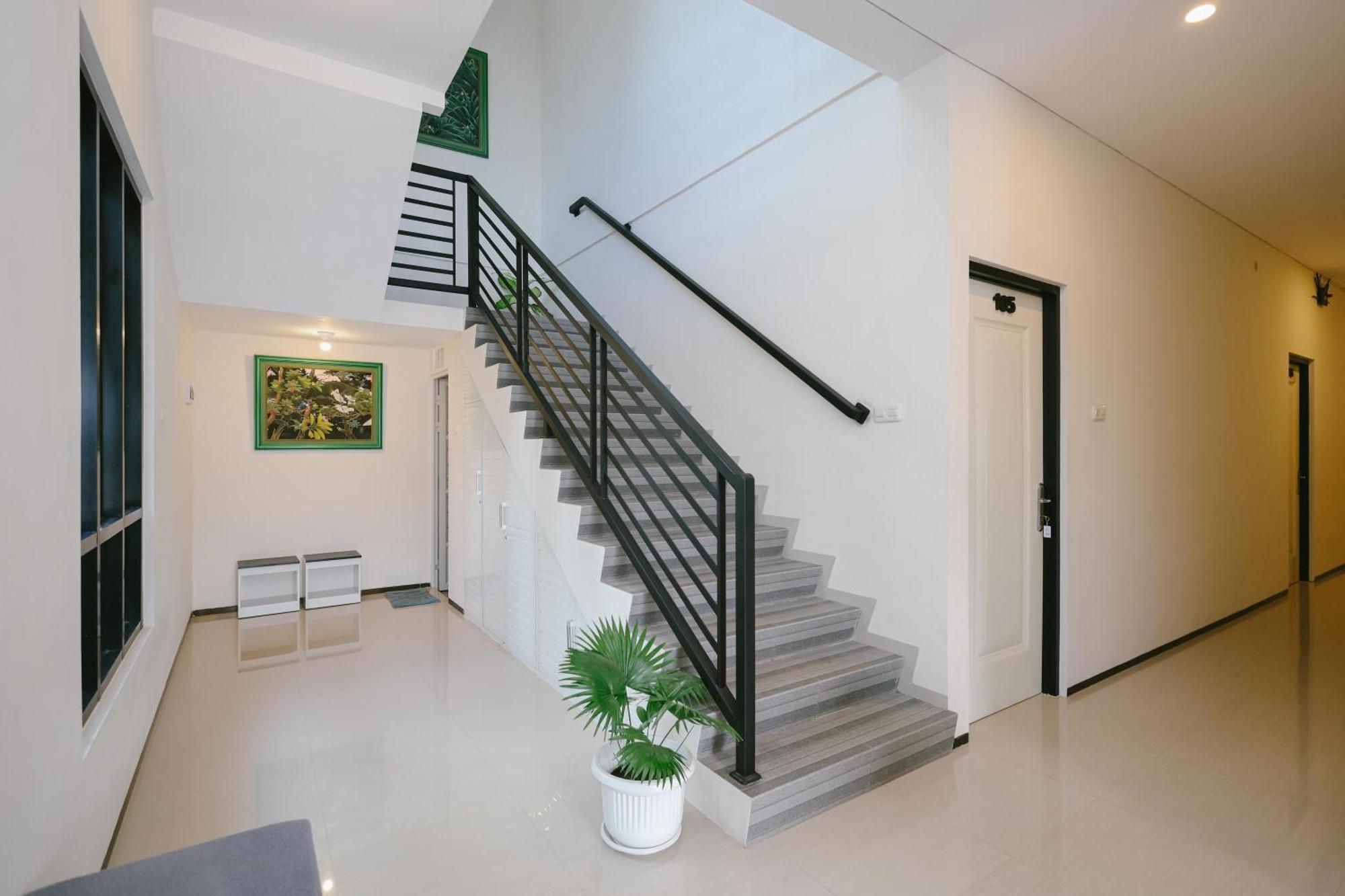 B Syariah Guest House Lumajang Dış mekan fotoğraf