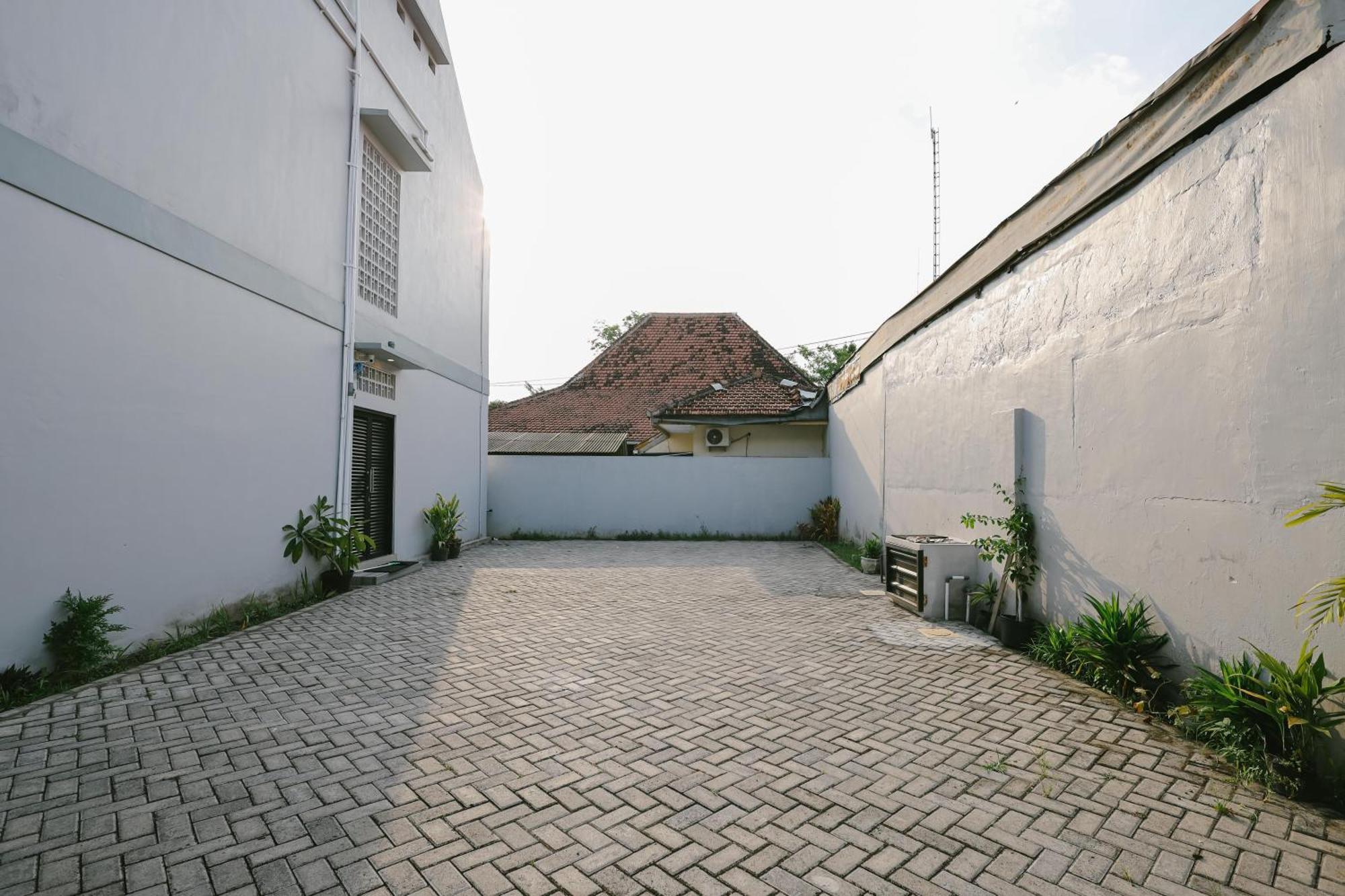 B Syariah Guest House Lumajang Dış mekan fotoğraf